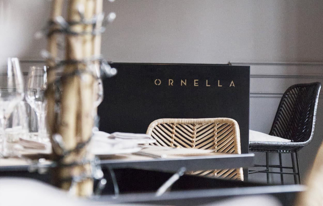 Detalle de mobiliario en comedor con jardineras troquelado con el nombre Ornella