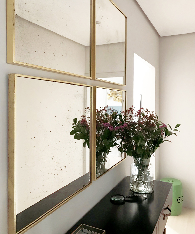 Foto de recibidor con mueble y espejo envejecido